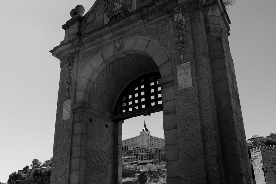Puerta histórica de una antigua fortaleza, en el chat de La Campana