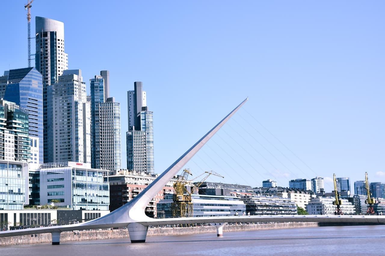Puente sobre río en una ciudad, en el chat de Trujui
