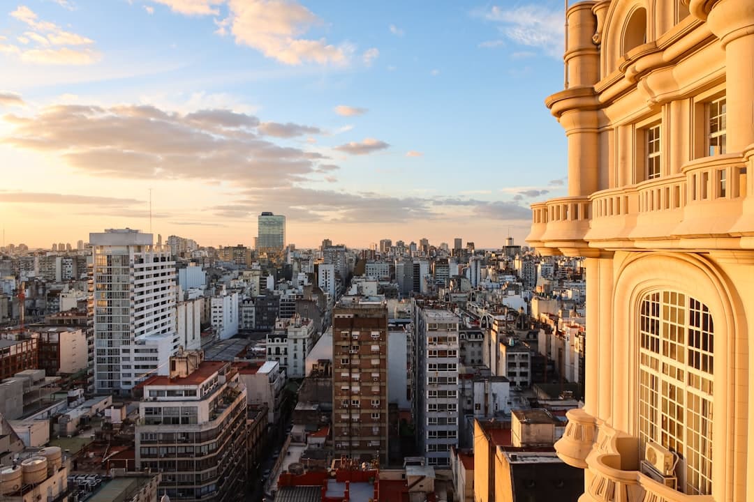 Vista de la ciudad desde lo alto de edificio, en el chat de Villa Gobernador Gálvez