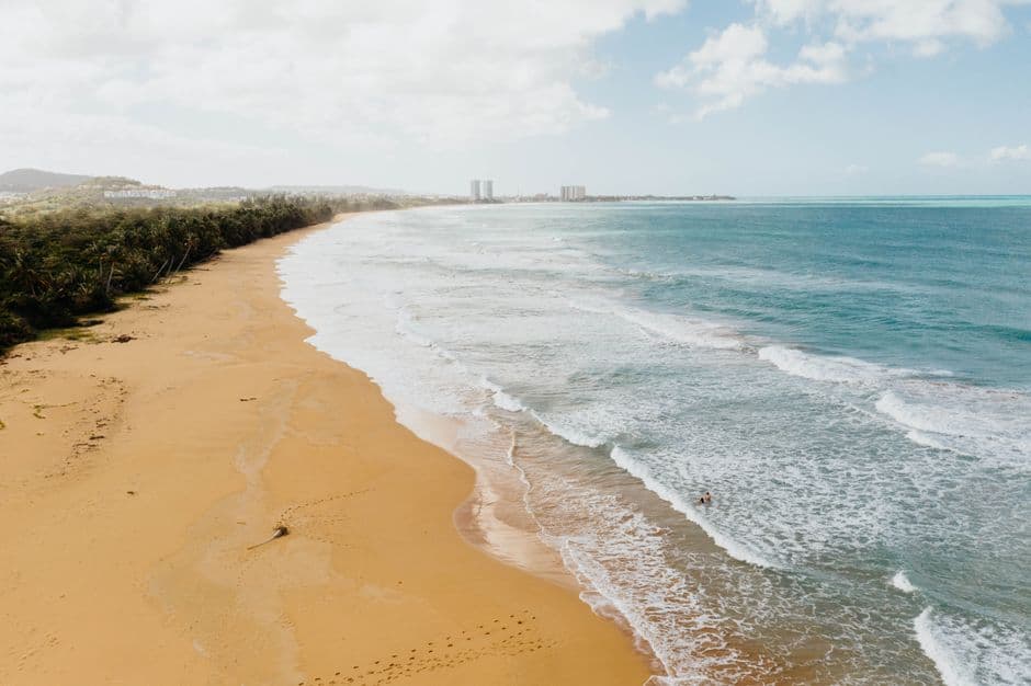 Olas rompen en una playa tropical soleada en la sala de chat de Fajardo
