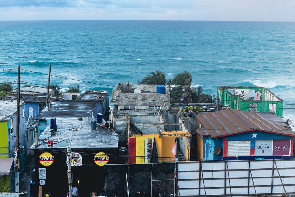 Edificios y palmeras en la costa, en el chat de Dajabón