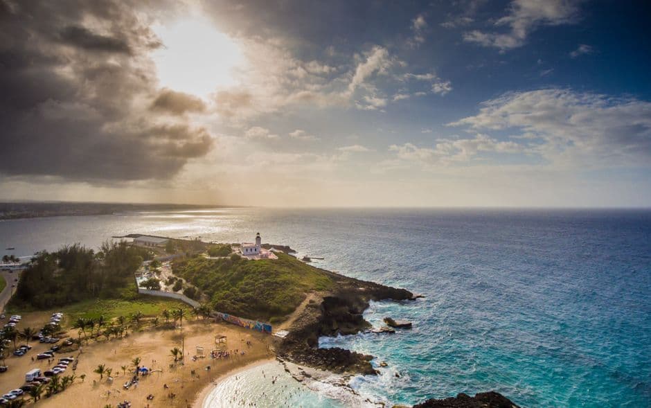 Isla y océano bajo un cielo nublado, en la sala de chat de Rincón
