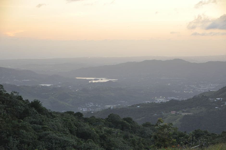 Montañas y valle al atardecer, en la sala de chat de Guaynabo