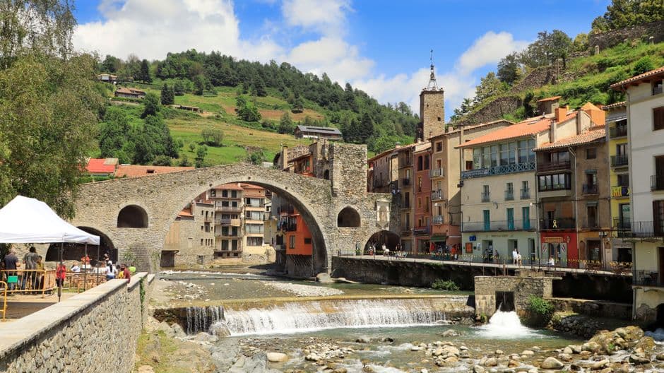 Un puente de arcos de hormigón sobre un río, en el chat de Sarrià de Ter
