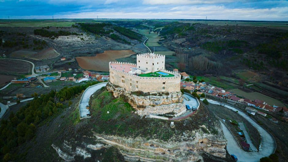 Vista aérea de un castillo medieval en una región, en el chat de Castilblanco de los Arroyos