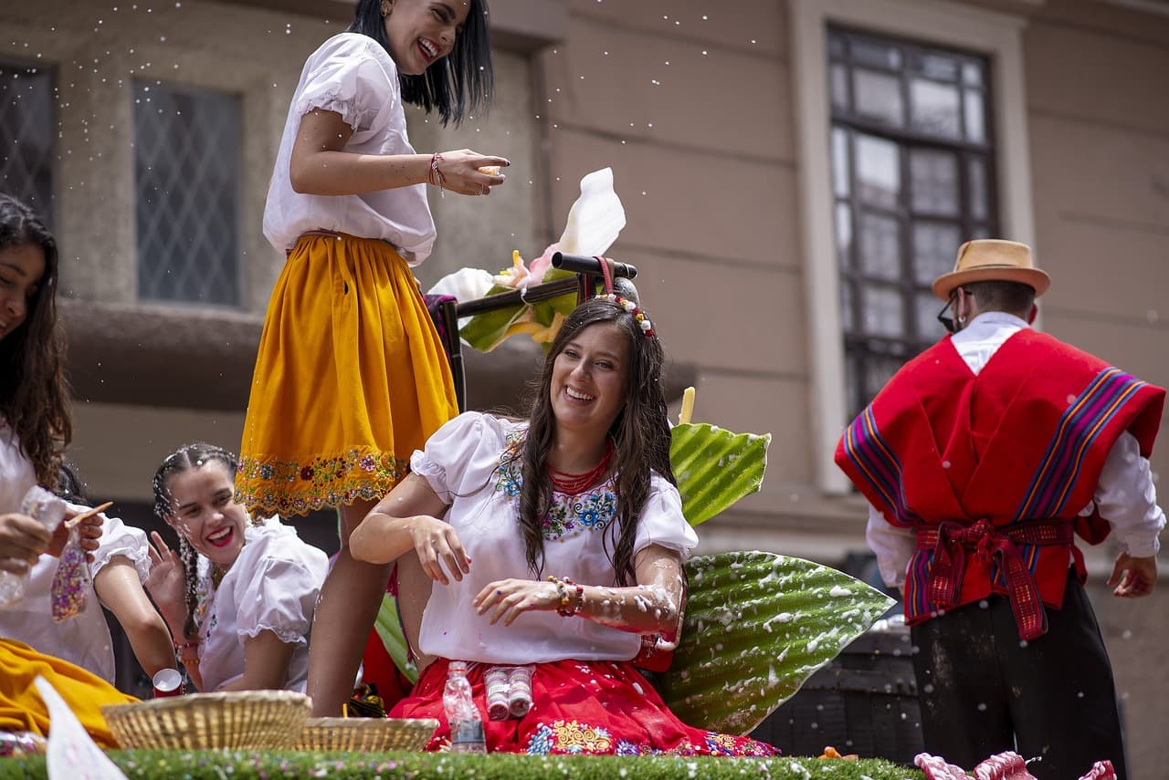 Mujeres en un desfile de carnaval colorido, en el chat de Montúfar