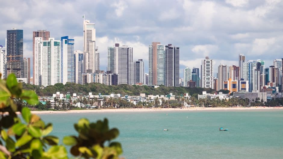 Hoteles junto a una playa tropical en una ciudad costera, en el chat de Parnamirim