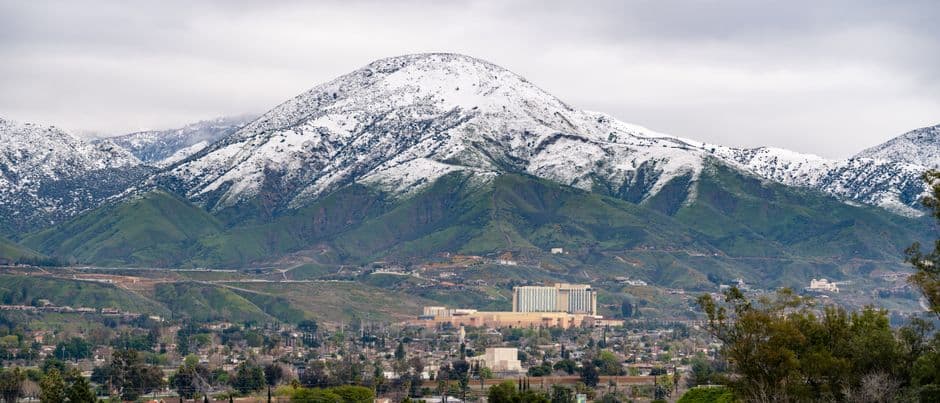 Montaña sobre un pueblo bajo el cielo, en el chat de San Bernardino