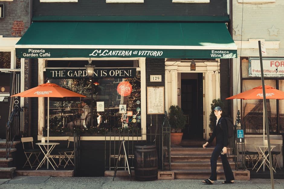 Entrada acogedora de una cafetería en la ciudad, en el chat de Yonkers