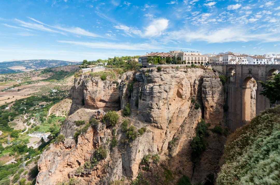 Desfiladero rocoso de Rondas, paredes escarpadas y vegetación, en el chat de Cazalla de la Sierra