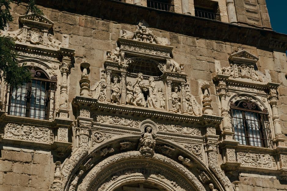 Detalle de piedra gótica con relieves intrincados, en la sala de chat de La Luisiana