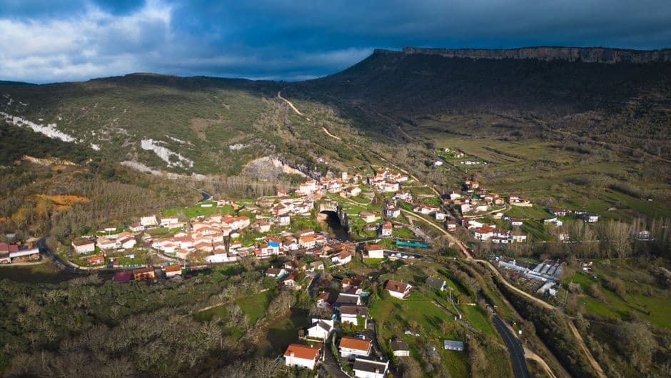Vista aérea del pueblo con casas y campos verdes, en el chat de Ribamontán al Mar