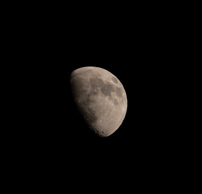 Media luna brillante sobre el horizonte nocturno con estrellas, en el chat de O Pino