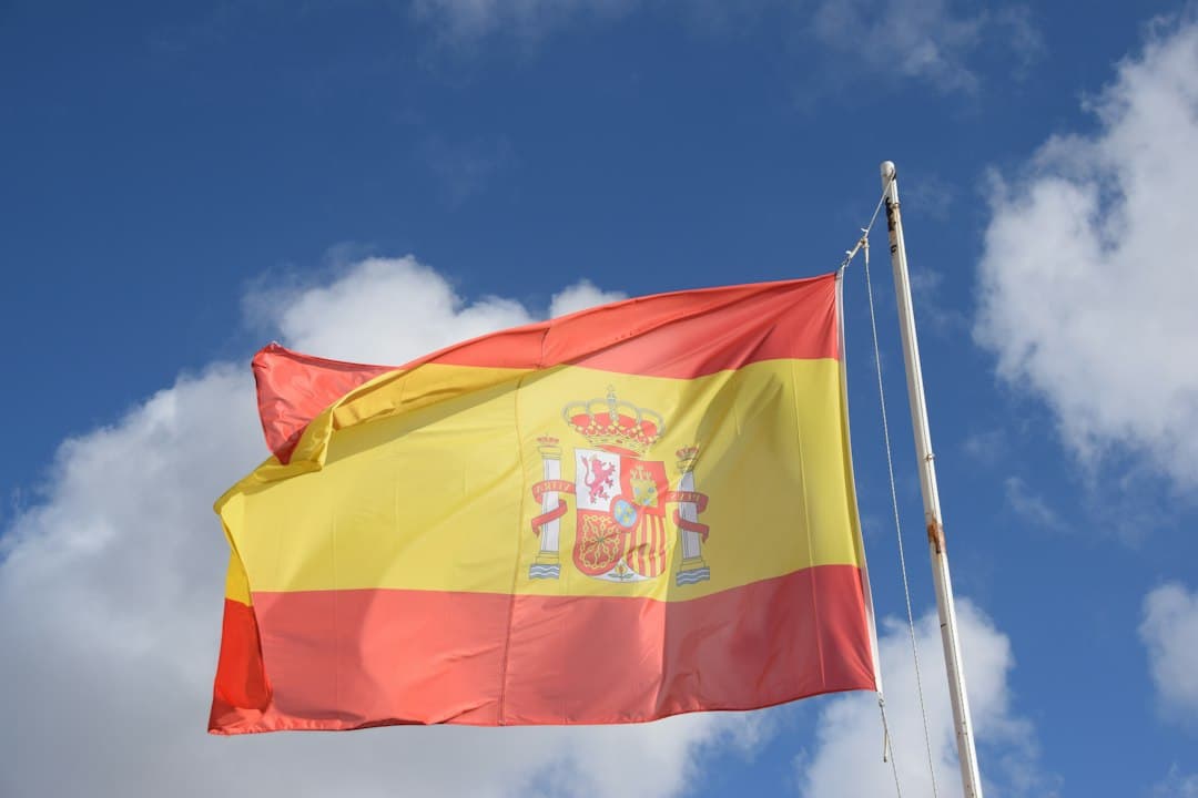 Bandera española ondea orgullosa bajo cielo azul, en la sala de chat de Puig-reig