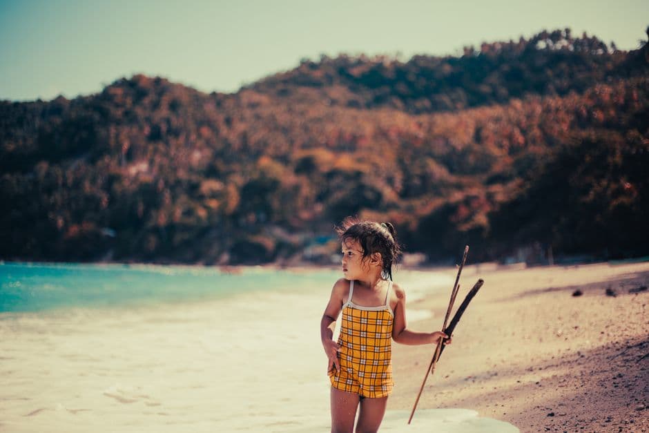 Niña caminando por una playa de arena, en el chat de Usansolo