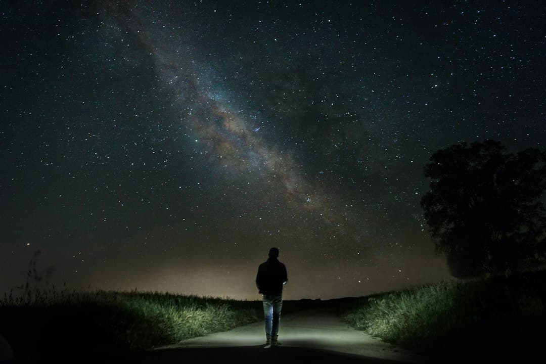 Hombre camina por carretera bajo estrellas, en el chat de Quintana de la Serena