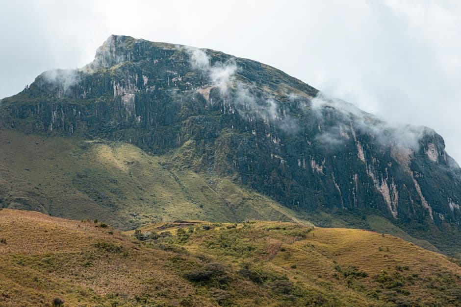 Paisaje de montañas rocosas bajo el cielo abierto, en el chat de Loja