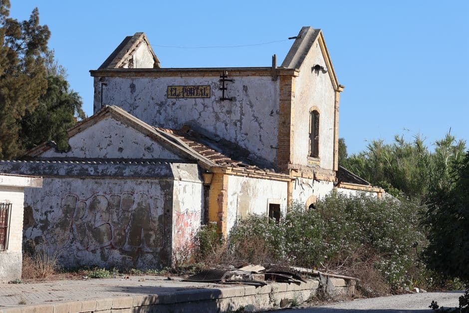 Estación de ferrocarril abandonada, muros derruidos y vegetación, en la sala de chat de El Papiol