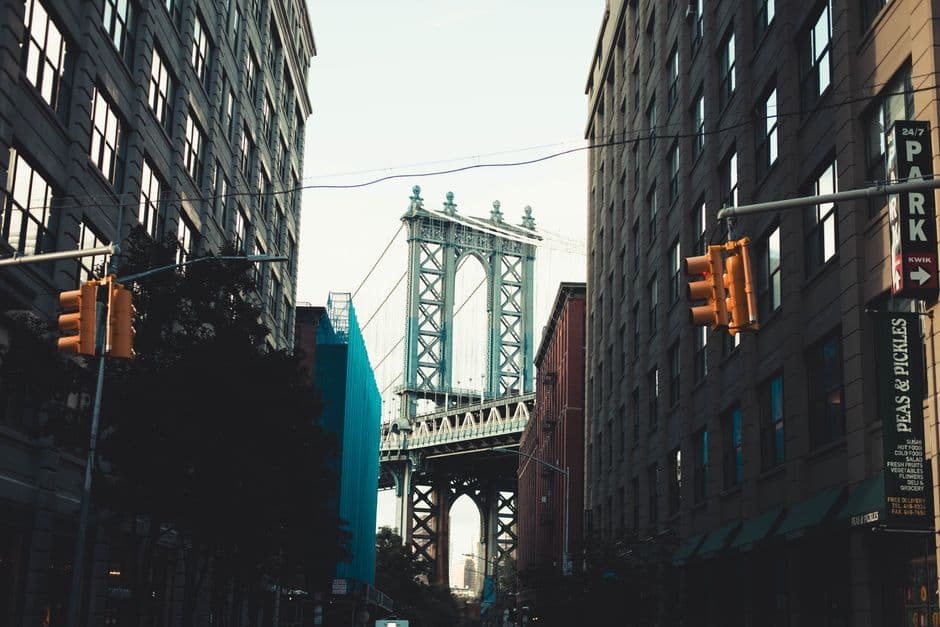 Vista baja del puente de Manhattan con rascacielos de Nueva York, en el chat de Augusta