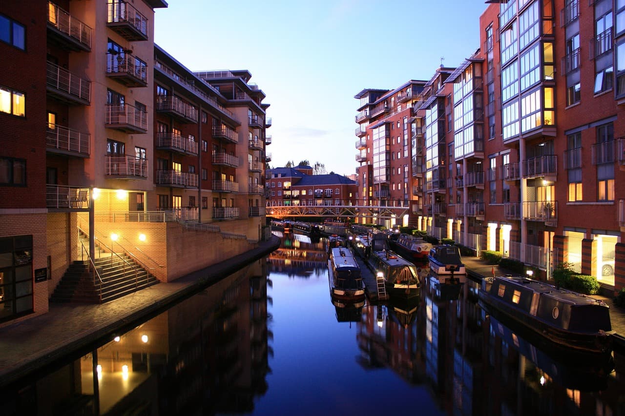 Río que atraviesa Birmingham con puentes y edificios reflejados, en la sala de chat de Birmingham