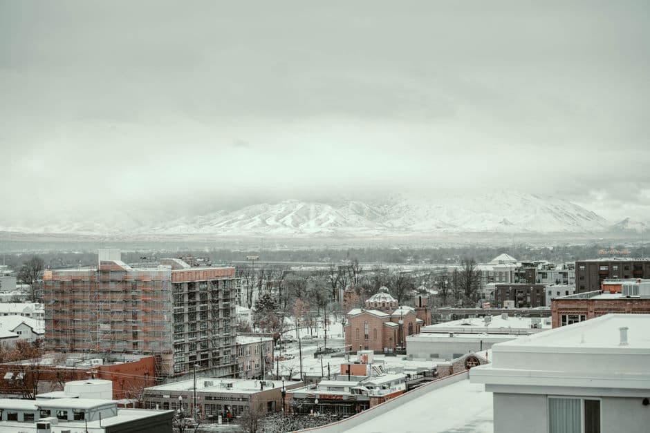 Calles nevadas, rascacielos y montañas al fondo, en la sala de chat de Salt Lake City