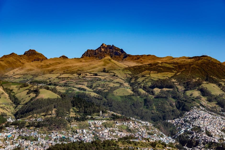 Panorama de suburbios de Quito y el volcán Pichincha al fondo, en el chat de Machala
