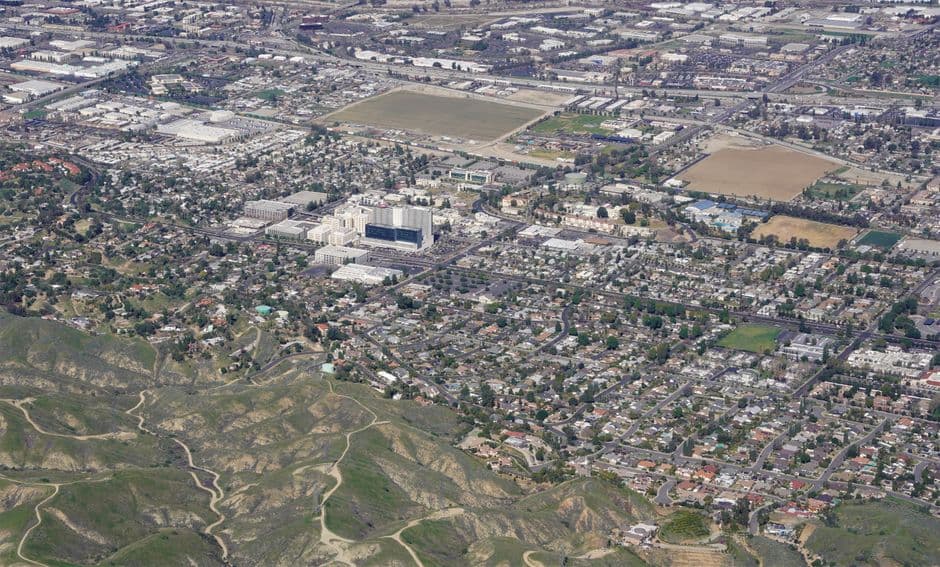 Vista aérea de ciudad y colinas, con edificios, en la sala de chat de Glendale