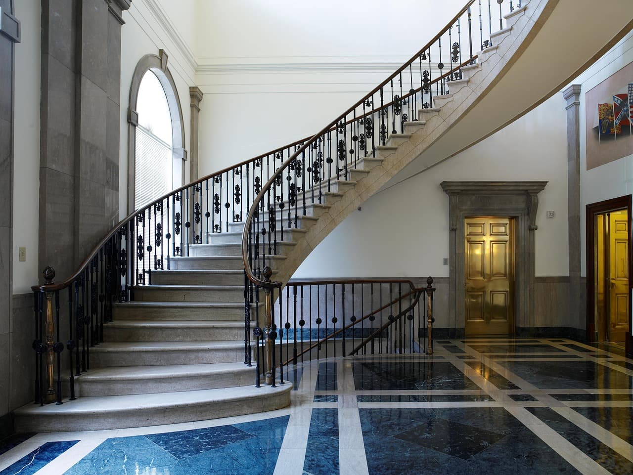 Escaleras que suben en varios niveles, con barandilla de metal, iluminadas, en el chat de Tallahassee