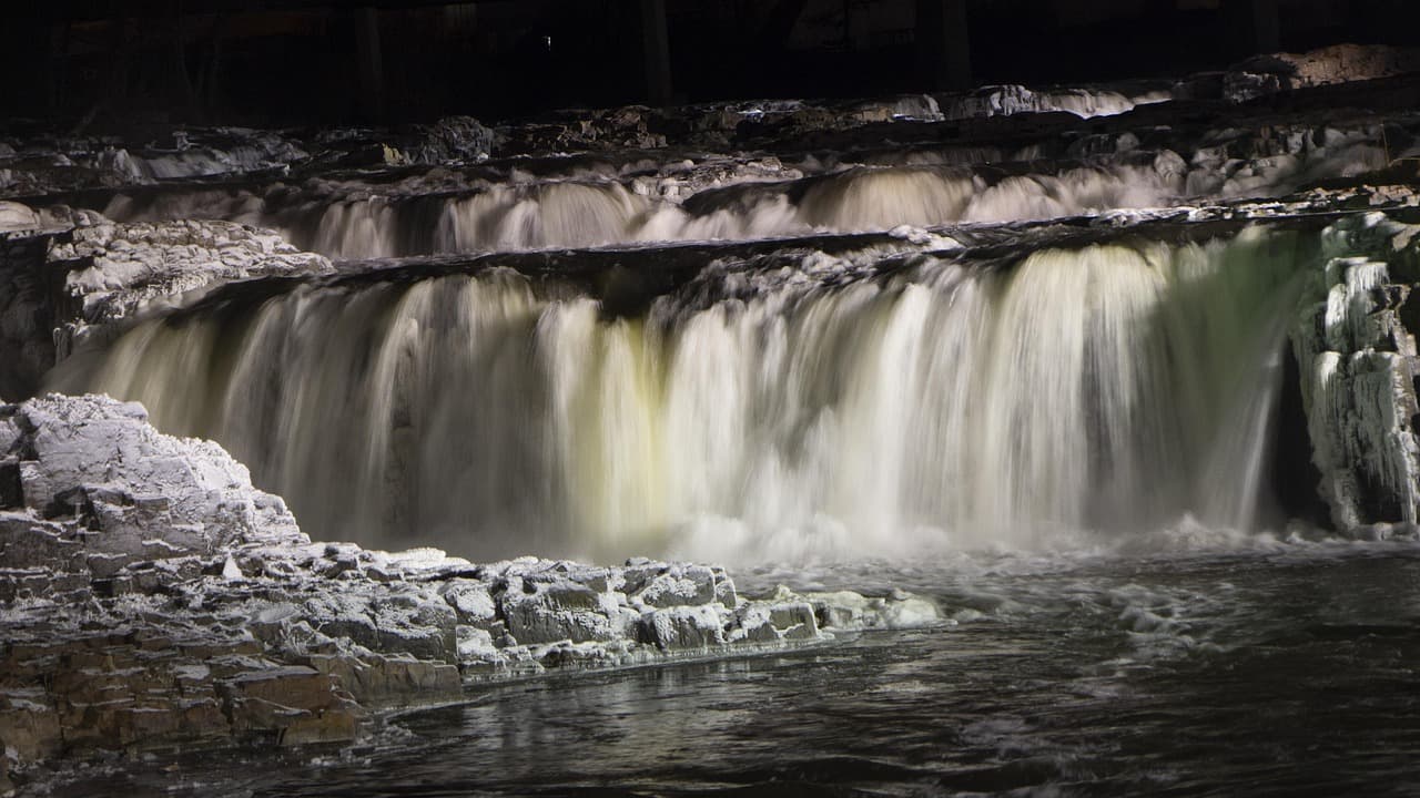 Cascada entre rocas en parque Sioux Falls, en la sala de chat de Sioux Falls