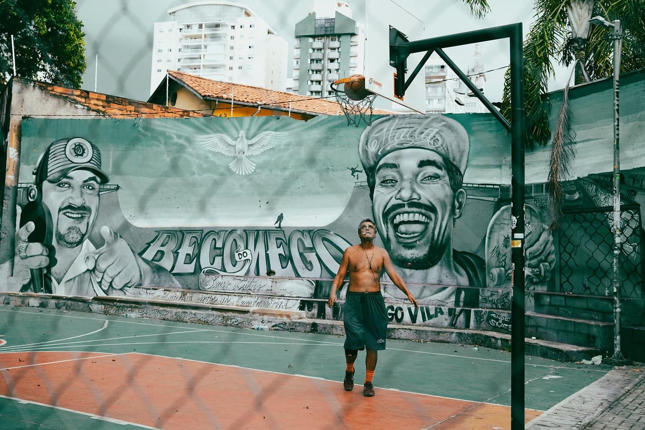 Hombre ante un grafiti en una escena urbana, en el chat de São José de Ribamar