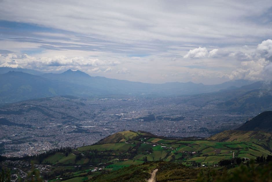 Montañas verdes bajo nubes blancas, en la sala de chat de Riobamba