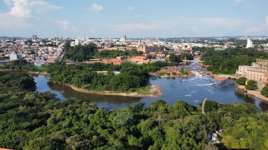 Vista aérea del río y el horizonte urbano con edificios, en el chat de Araraquara