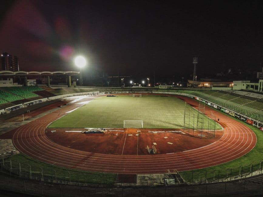 Estadio iluminado visto desde el aire con luces brillantes, en el chat de Maracanaú
