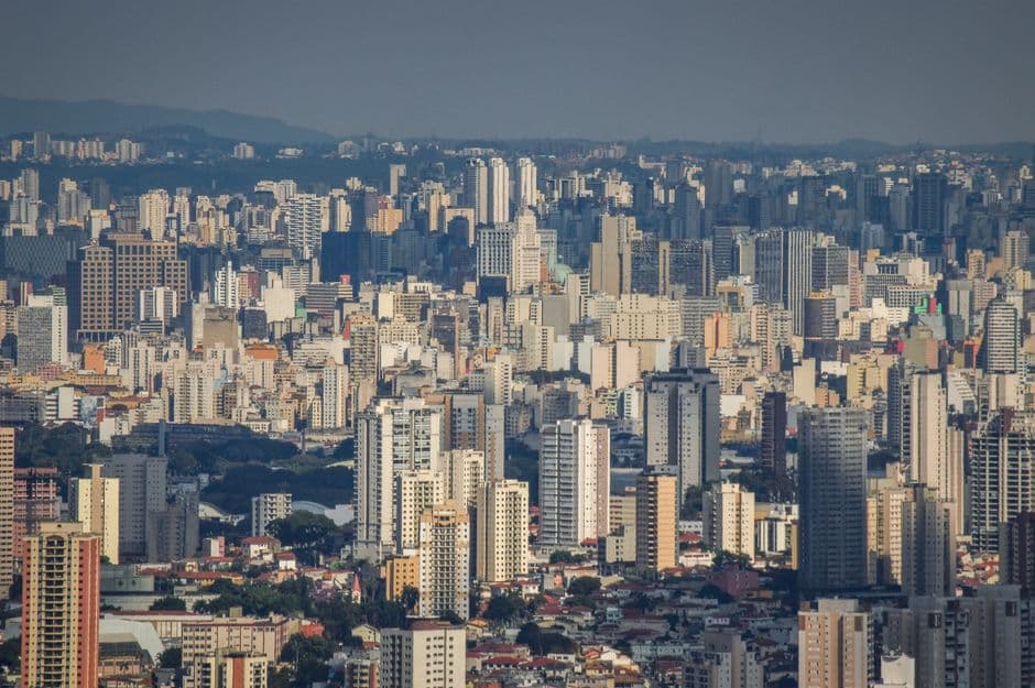 Vista aérea del perfil urbano de una gran ciudad, en el chat de Jacareí