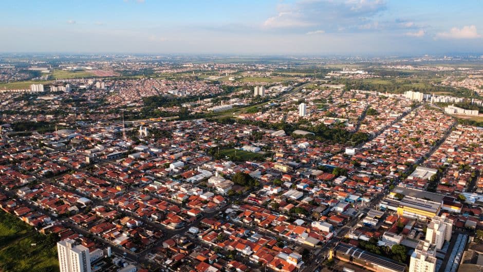 Vista aérea de la metrópolis con edificios y avenidas, en la sala de chat de Hortolândia