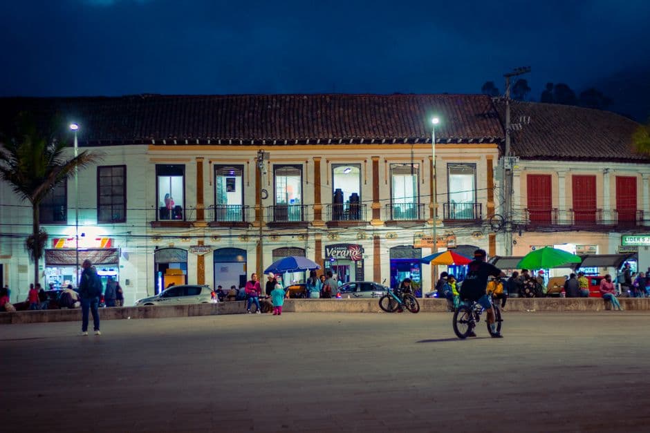 Gente caminando por la calle, en la sala de chat de Ibarra