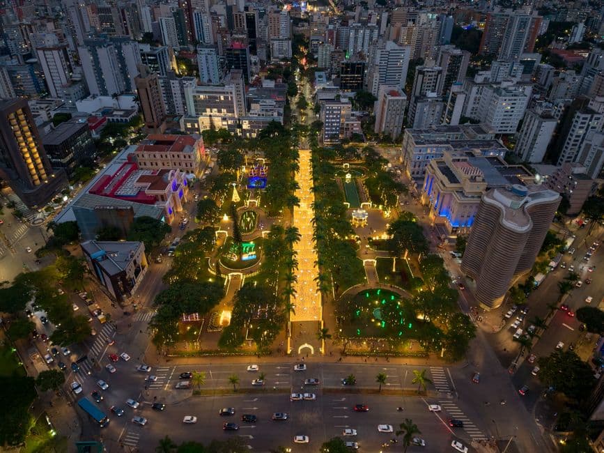 Vista aérea de la plaza de la Libertad al anochecer, en el chat de Colombo