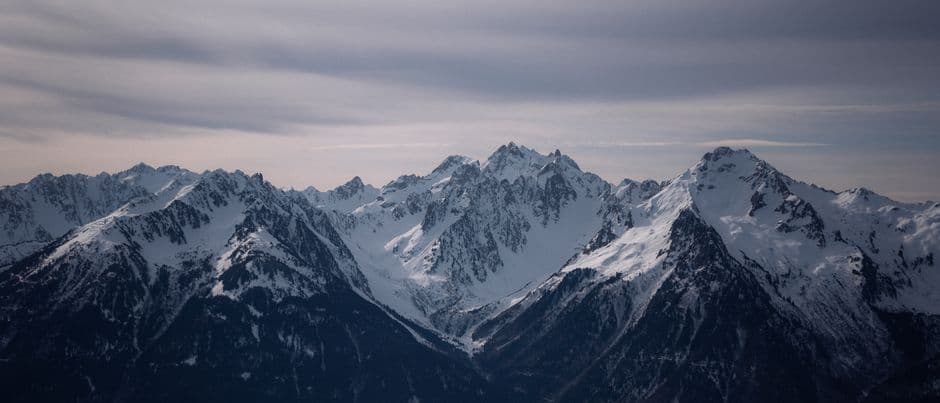 Montañas cubiertas de nieve bajo un cielo nublado, en el chat de Longchamps