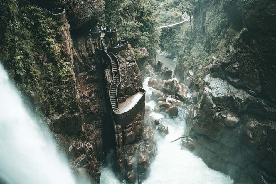 Cascada de agua en un entorno natural, en la sala de chat de Baños de Agua Santa