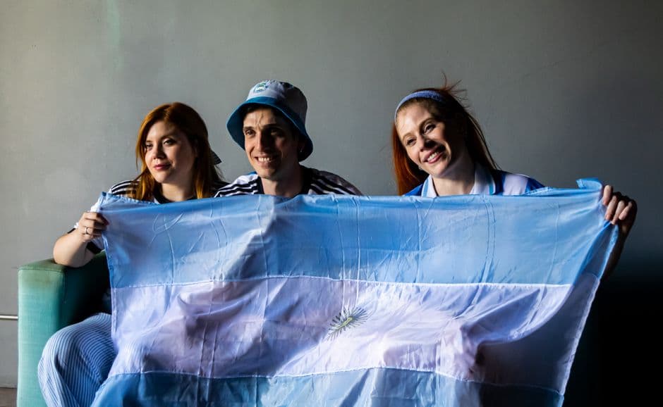 Grupo de seguidores ondeando una bandera argentina, en el chat de Esperanza