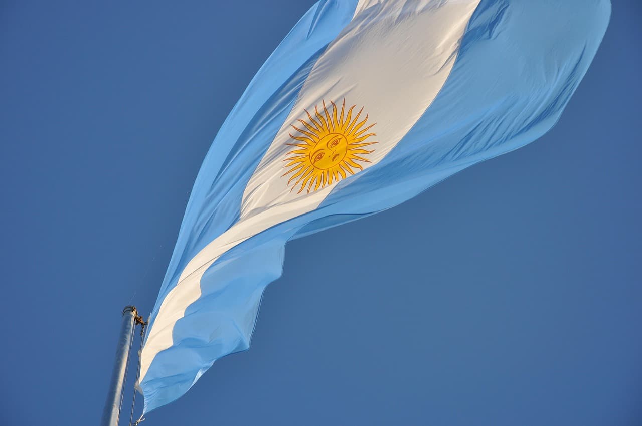 Bandera de Argentina en llamas, mostrada en la sala de chat de Junín