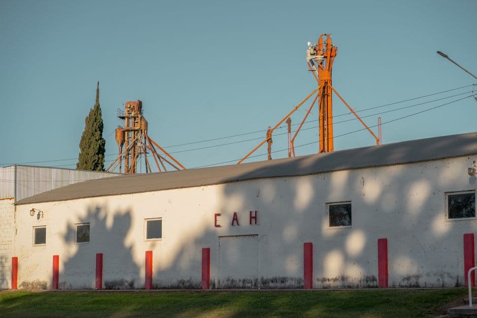 Edificio industrial rural entre campos y árboles, en la sala de chat de La Calera