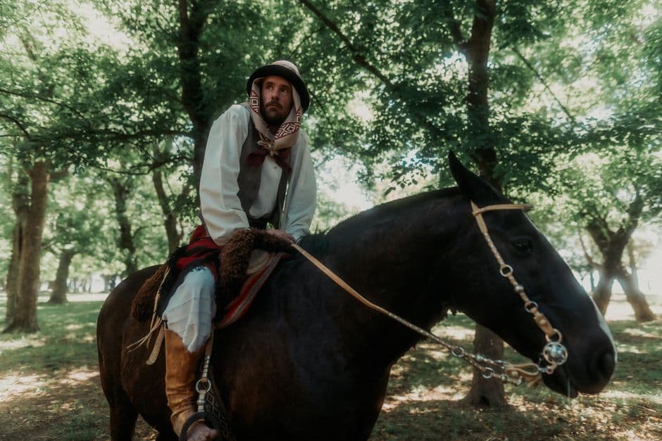 Gaucho a caballo en el campo, en el chat de Granadero Baigorria