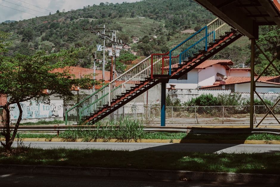 Escaleras en una estación de tren, en la sala de chat de Barquisimeto