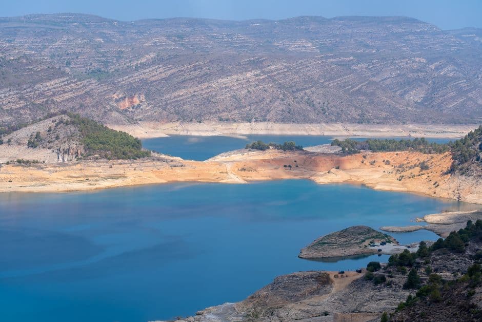 Pantano de Tous con aguas tranquilas y vegetación alrededor, en el chat de Turre