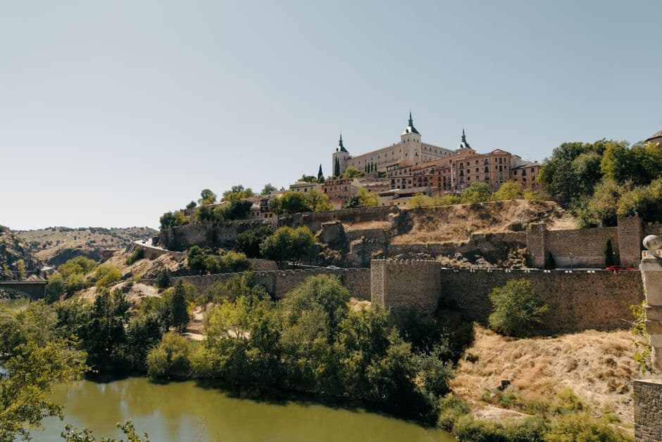 Alcázar histórico de Toledo bajo un cielo soleado, en el chat de Rois