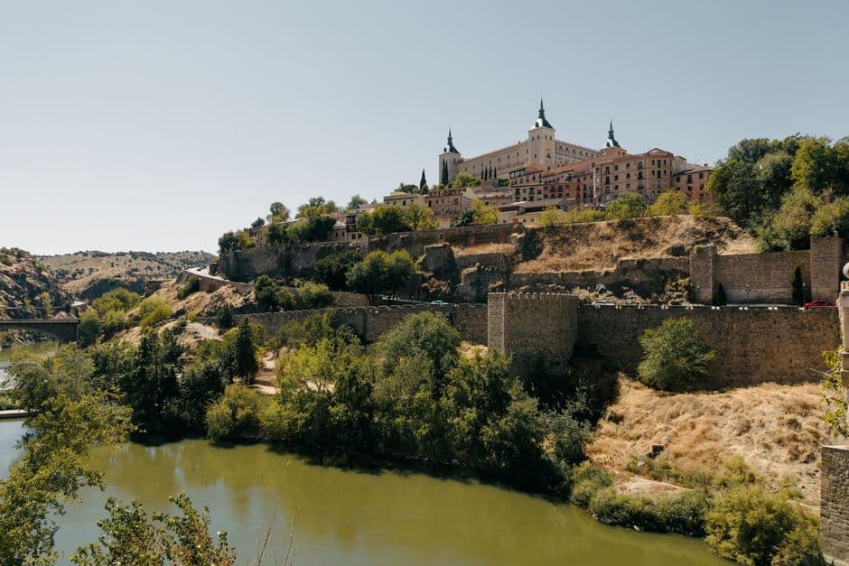Vista panorámica de Toledo con tejados rojos y catedral, en el chat de Igorre