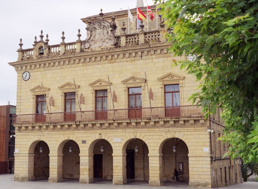 Edificio municipal histórico con fachada neoclásica y torre, en la sala de chat de Eskoriatza