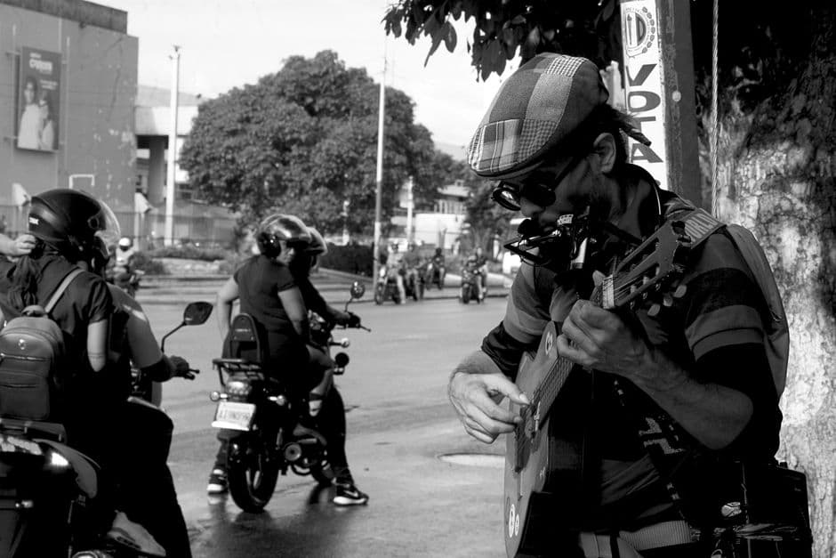 Músico callejero tocando guitarra en Maracay, en la sala de chat de Maracay