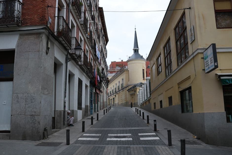 Calle empedrada con edificios tradicionales y faroles de hierro, en el chat de A Rúa